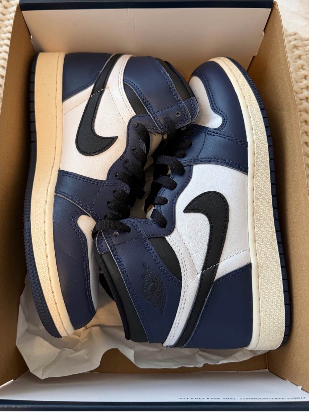Air Jordan Navy White and Black Women’s 8.5 Men’s 7